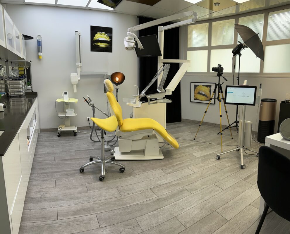 Dr Zine Idrissi, spécialiste des gencives à Aix-en-Provence, examinant un patient pour un traitement parodontal.