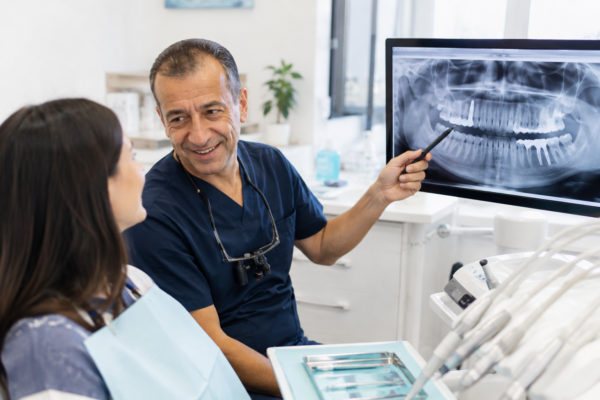 Dentiste pour cas complexes près d’Apt expliquant un plan de traitement à une patiente