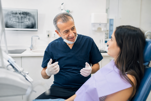 Dentiste pour patients anxieux près d’Apt échangeant avec une patiente avant les soins